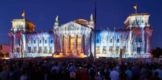 Illumination des Reichstagsgebäudes (Westseite) anlässlich des 30-jährigen Jubiläums des Kunstprojektes "Wrapped Reichstag" von Christo und Jean-Claude im Juni 1995. © Ulrich Stamm