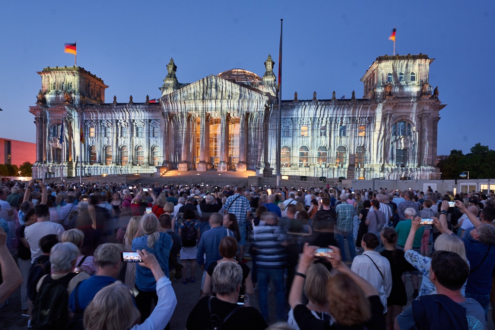 Illumination des Reichstagsgebäudes (Westseite) anlässlich des 30-jährigen Jubiläums des Kunstprojektes "Wrapped Reichstag" von Christo und Jean-Claude im Juni 1995. © Ulrich Stamm