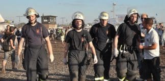 Loveparadekatastrophe 2010 in Duisburg - Erschöpfte und vom Einsatz gezeichnete Feuerwehrmänner