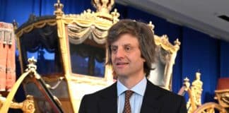 Prinz Ernst August von Hannover vor einer der vier Kutschen im Museum Schloss Herrenhausen
