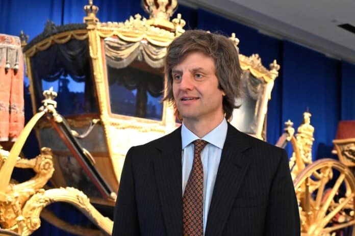 Prinz Ernst August von Hannover vor einer der vier Kutschen im Museum Schloss Herrenhausen