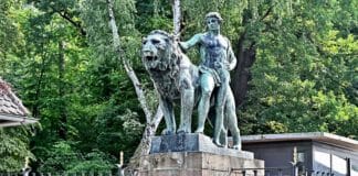 Tiergarten Nürnberg Eingangsbereich – wegen Platzmangels wurden,trotz heftiger Proteste von Tierschützern, zwölf Paviane getötet