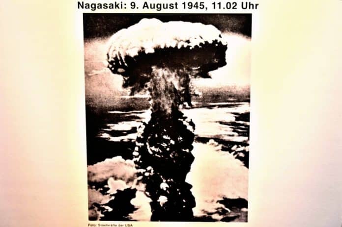 Atombombenexplosion Nagasaki - drei Tage nach dem Abwurf der Atombombe über Hiroshima