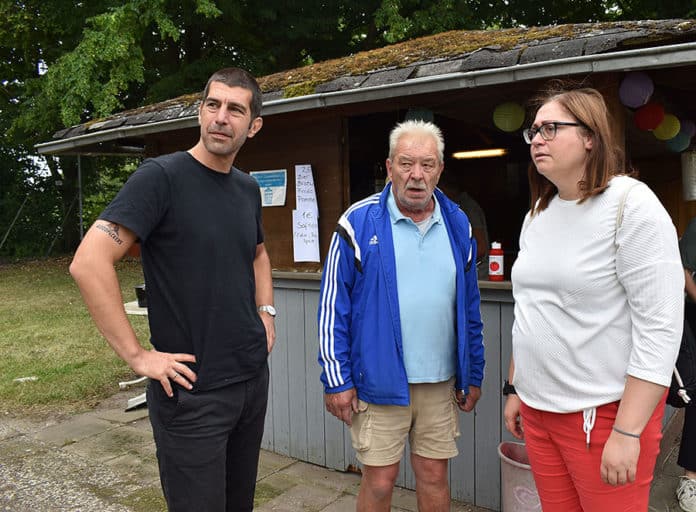 Dr. Axel von der Ohe (l.) schaute beim Sommerfest des VfB Wülfel vorbei