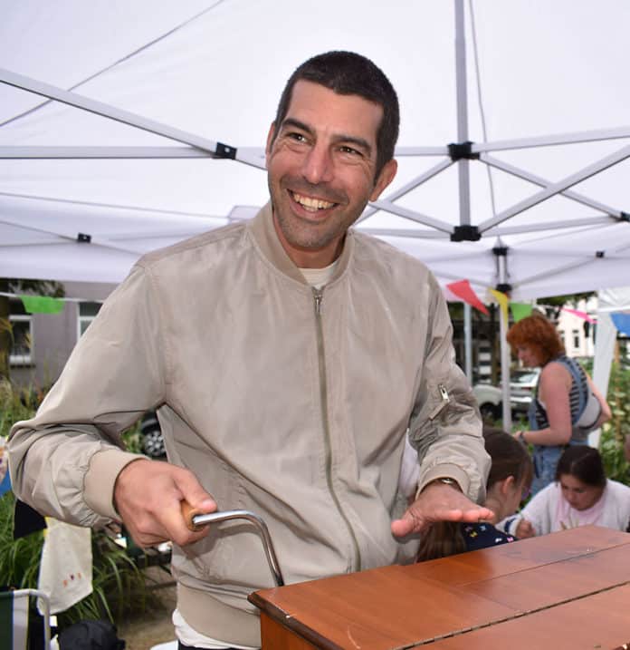 Der 1. Stadtrat Dr. Axel von der Ohe kurbelte an der Drehorgel