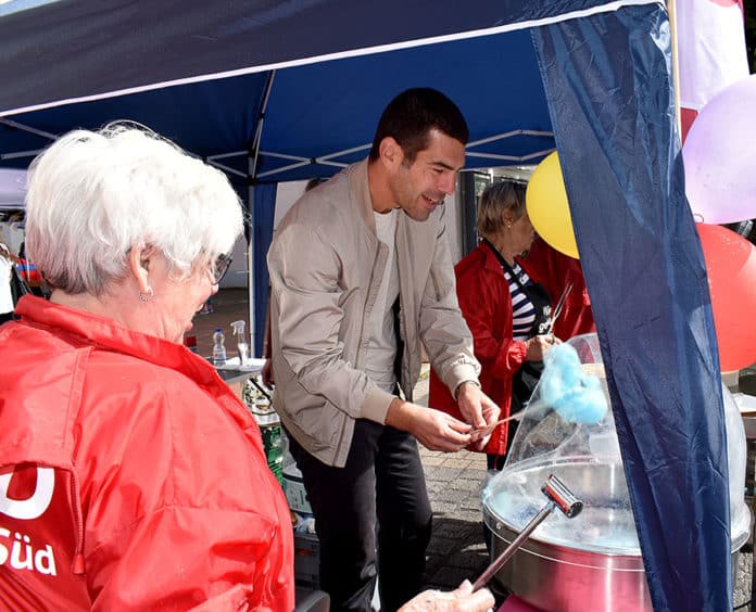 Dr. Axel von der Ohe an der Zuckerwattemaschine des SoVD