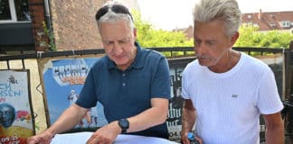 Hier sollen überall Bäume gepflanzt werden: Stadtbaurat Thomas Vielhaber (l.) zeigt die Pläne für die Wiehbergstraße