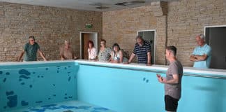 Pastor Dr. Michael Wohlers erläuterte die Pläne zur Re-Aktivierung des Schwimmbades