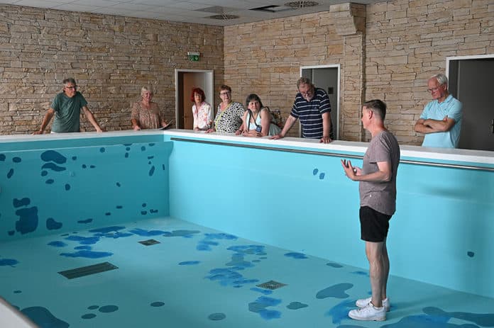 Pastor Dr. Michael Wohlers erläuterte die Pläne zur Re-Aktivierung des Schwimmbades