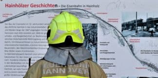 Feuerwehreinsatz bei Gerümpelbrand im ehemaligen Hainhölzer Bahnhof – Nachdem „Feuer aus“ gemeldet ist, bleibt ein kurzer Augenblick um sich über Hainhölzer Geschichte/n – Die Eisenbahn in Hainholz zu informieren