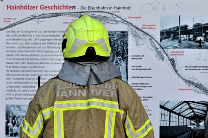 Feuerwehreinsatz bei Gerümpelbrand im ehemaligen Hainhölzer Bahnhof – Nachdem „Feuer aus“ gemeldet ist, bleibt ein kurzer Augenblick um sich über Hainhölzer Geschichte/n – Die Eisenbahn in Hainholz zu informieren