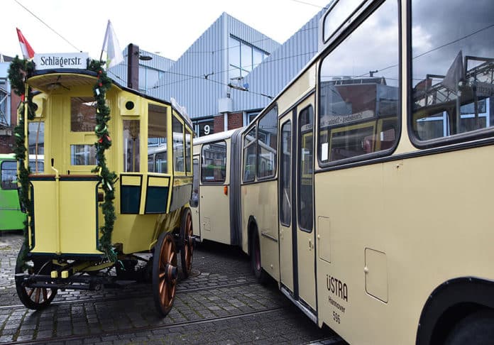 Oldtimerbus und Pferdestraßenbahn: Nahverkehrsfans kamen auf ihre Kosten