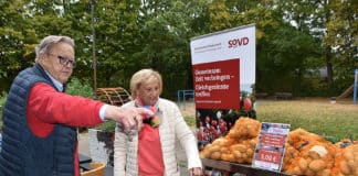 SoVD-Chef Dirk Battke und Vize-Bezirksbürgermeiserin Gabi Jakob auf dem Kartoffelfest