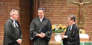 Superintendentin Meike Riedel (r.) führte Pastor José Kowalska (l.) in sein neues Amt ein.