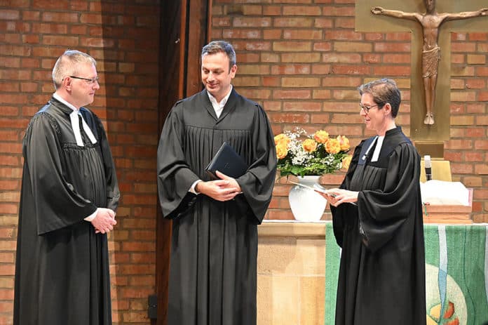 Superintendentin Meike Riedel (r.) führte Pastor José Kowalska (l.) in sein neues Amt ein.