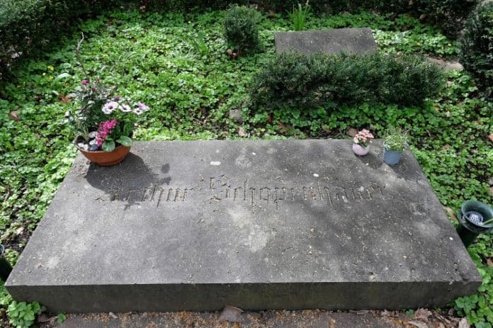 Grab des am 21. September 1860 verstorbenen deutschen Philosophen und Hochschullehrers Arthur Schopenhauer auf dem Hauptfriedhof in Frankfurt/Main