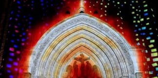 Zum feierlichen Abschluss der Landesausstellung und des Gedenkjahres verwandelten atemberaubende Lichtinstallationen unter dem Titel „Freiheitsleuchten“ fünf mittelalterliche Kirchen der Stadt Mühlhausen in eine faszinierende Kulisse