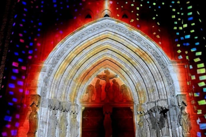 Zum feierlichen Abschluss der Landesausstellung und des Gedenkjahres verwandelten atemberaubende Lichtinstallationen unter dem Titel „Freiheitsleuchten“ fünf mittelalterliche Kirchen der Stadt Mühlhausen in eine faszinierende Kulisse