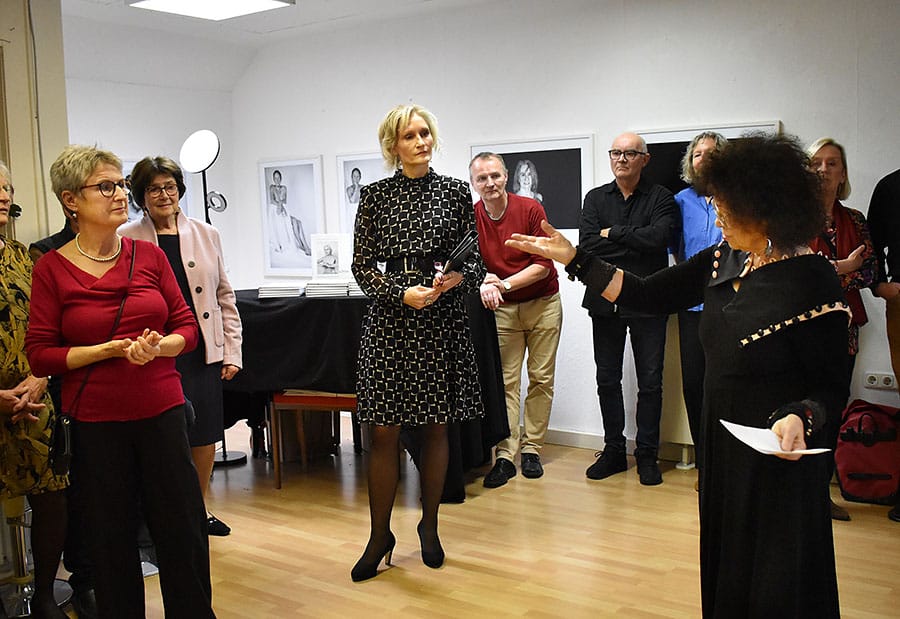 Fotoausstellung „Bildschön“ mit Aktfotos von Frauen über 60 eröffnet - Stadtreporter.de DSC 0004
