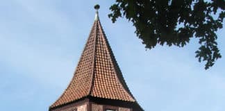 Ein Foto noch ohne Plane. Hoffentlich sieht der Turm im August 2026 wieder so aus.