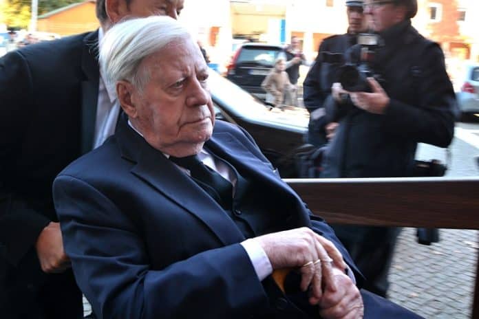 Helmut Schmidt auf dem Weg in die Hamburger Michaelis-Kirche anlässlich der Trauerfeier für Siegfried Lenz am 28.10.2014