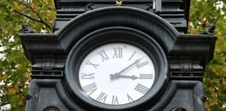 Seit 140 Jahren Uhr am Kröpcke Vor 140 Jahren (am 14.11.1885) wurde die erste Kröpcke-Uhr ihrer Bestimmung übergeben