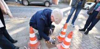 In Waldhausen erinnert jetzt ein „Stolperstein“ an Dunia Schwarzmann Verlegung eines Stolpersteins an der Brandestraße