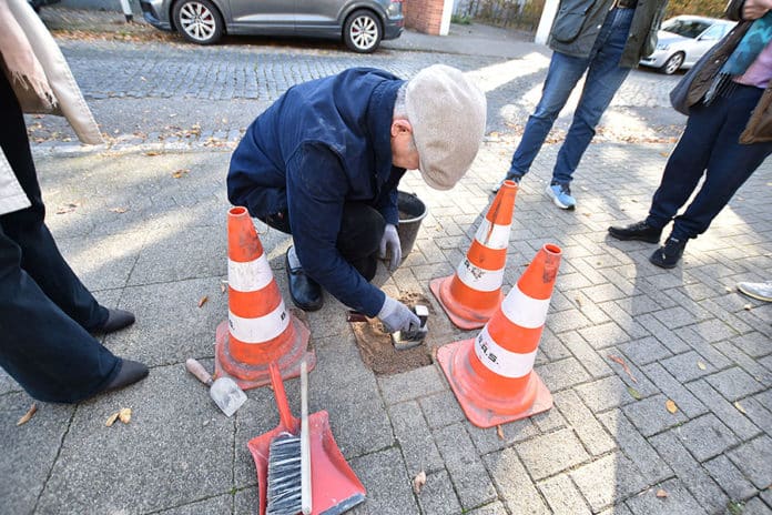 Verlegung eines Stolpersteins an der Brandestraße