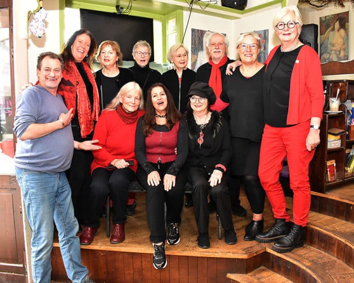 Der DGB-Chor Hannover mit Gastwirt Jens Klinkert vom Ginkgoo.