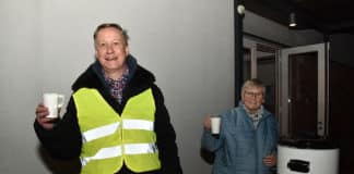 Martinsumzug mit Stopp beim Altenheim Pastor Dr. Michael Wohlers von der Auferstehungskirche und Helga Witte von der St. Bernwardsgemeinde servieren warmen Punsch