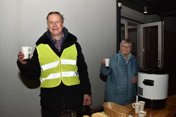 Pastor Dr. Michael Wohlers von der Auferstehungskirche und Helga Witte von der St. Bernwardsgemeinde servieren warmen Punsch