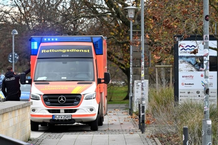Eine Person verunglückt beim Surfen auf der Leinewelle – Rettungsdienst der Feuerwehr am Hohen Ufer