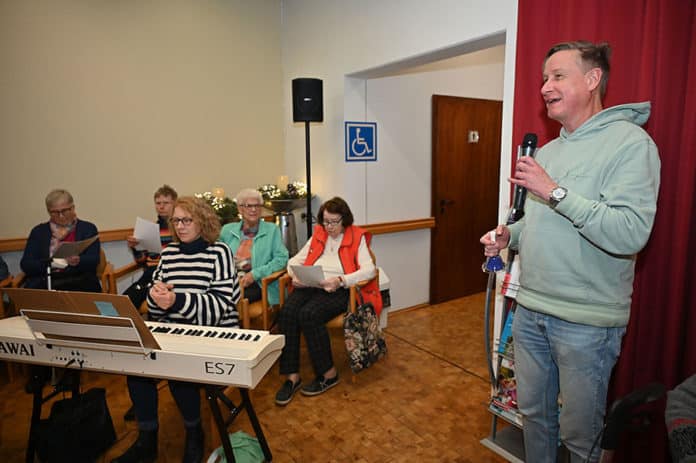 Pastor Dr. Michael Wohlers (r.) eröffnete den Basar