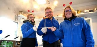 Ein Posaunenchor eröffnete den Döhrener Adventsmarkt Die Karnevalisten der Funkenartillerie Blau-Weiß waren mit ihrem Bratwurststand dabei