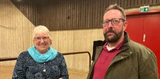 Bezirksrat informierte sich bei Vereinen – Wie wird Demokratie vor Ort gelebt? Zwei Vertreter von Vereinen im Stadtbezirk: Armgard Beinhorn von SchMitt e.V. und Dr. Stefan Dach von der DLRG