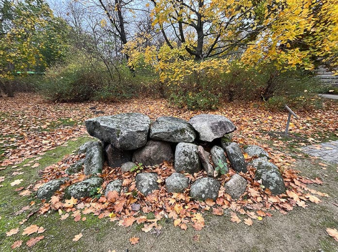 IMG 2619 - Stadtreporter.de Das Steinkistengrab von Anderlingen steht heute vor dem Landesmuseum in Hannover
