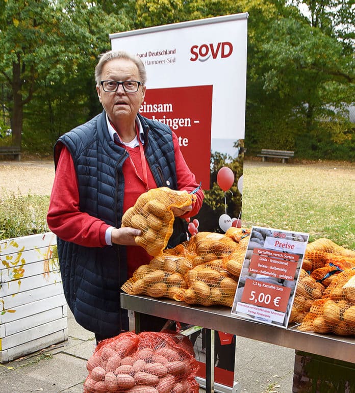 Dirk Battke bei einem seiner letzten öffentlichen Auftritte: Im September 2025 organisierte er das SoVD-Kartoffelfest in Mittelfeld.