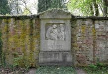 Heute vor 110 Jahren starb der Psychiater und Neuropathologe Alois Alzheimer Heute vor 110 Jahren, am 19. Dezember 1915. starb Alois Alzheimer – er wurde auf dem Hauptfriedhof in Frankfurt am Main neben seiner Frau Cecile Alzheimer beigesetzt