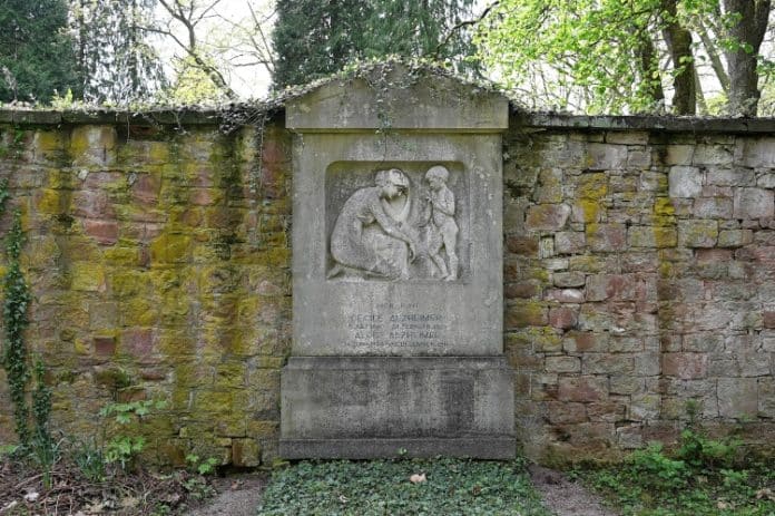 Heute vor 110 Jahren, am 19. Dezember 1915. starb Alois Alzheimer – er wurde auf dem Hauptfriedhof in Frankfurt am Main neben seiner Frau Cecile Alzheimer beigesetzt
