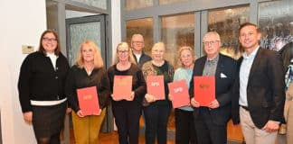 SPD Döhren-Wülfel ehrte Jubilare Die Co-Vorsitzenden Anja Schollmeyer (l.) und Angelo Alter (r.) mit den sozialdemokratischen Jubilaren (Foto: C. Schade)