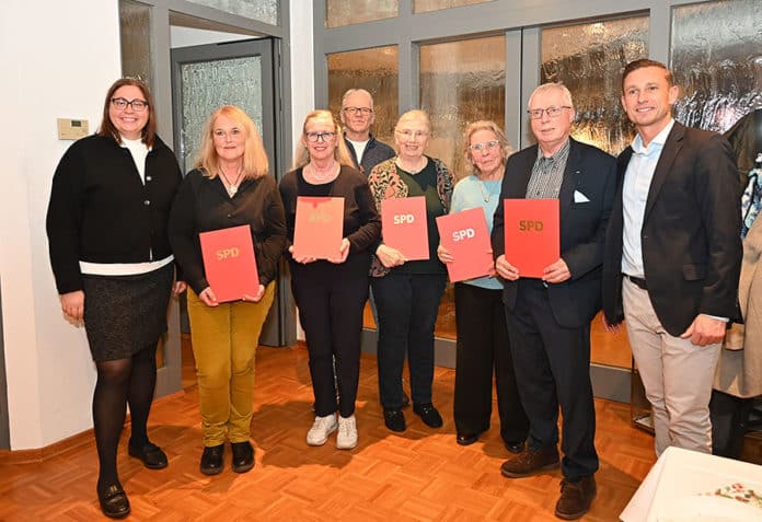 Die Co-Vorsitzenden Anja Schollmeyer (l.) und Angelo Alter (r.) mit den sozialdemokratischen Jubilaren (Foto: C. Schade)