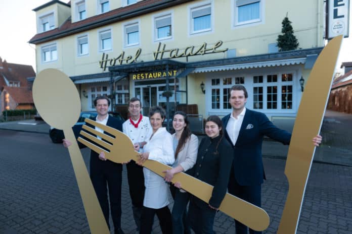 Hannover - Die Hoteliers Alexander und Richard Rüter betreiben neben dem bekannten Kaiserhof am Ernst-August-Platz künftig auch das Hotel der Familie Haase in Laatzen. - Hier von links: Alexander Rüter - Thomas Haase - Ulrike Haase - Marie Haase - Lisa Haase - Richard Rüter. ©Tim Schaarschmidt