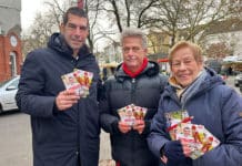 Oberbürgermeister-Kandidat Axel von der Ohe brachte Nikolausgrüße nach Döhren Dr. Axel von der Ohe (l.) mit Helfern vom SPD-Ortsverein Döhren-Wülfel