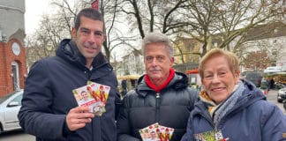 Dr. Axel von der Ohe (l.) mit Helfern vom SPD-Ortsverein Döhren-Wülfel