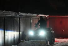 Soviel Schnee wie schon lange nicht mehr: Winter in Hannover Ein Mini-Schneepflug räumt einen Garagenhof