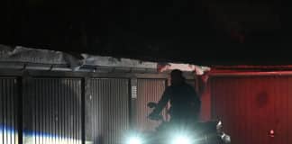 Ein Mini-Schneepflug räumt einen Garagenhof