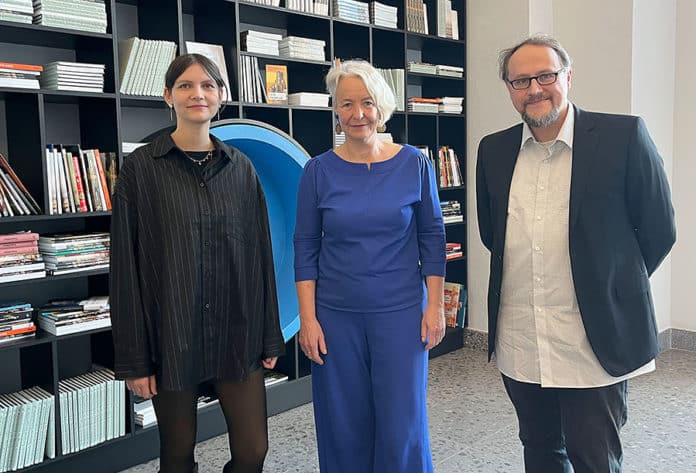 v.l.: Leonie Appl, Mit-Kuratorin der Ausstellung „Aufgetaucht“, Museumsdirektorin Prof. Dr. Katja Lembke und Dr. Florian Klimscha, Kurator der archäologischen Sammlung.
