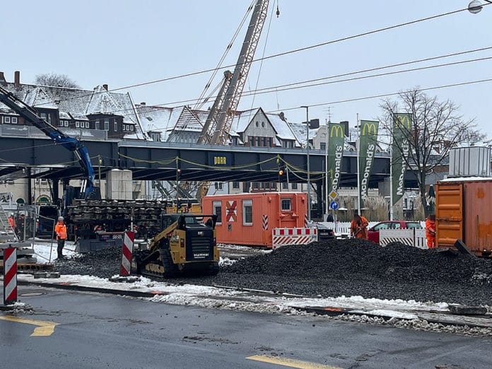 Die Straßenbahnschienen kommen am Südschnellweg wieder in Mittellage