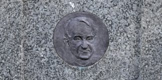 Heute vor 20 Jahren starb Johannes Rau in Berlin Ehrengrab des Landes Berlin für den ehemaligen (achten) Bundespräsidenten der BRD Johannes Rau auf dem Dorotheenstädtischen Friedhof – Grabstein-Detailaufnahme