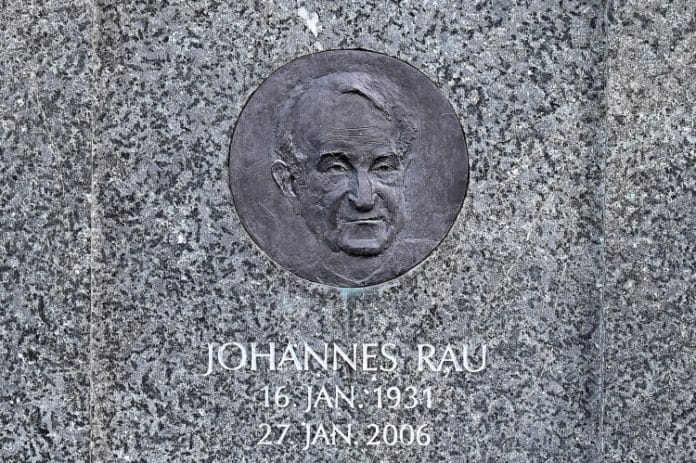 Ehrengrab des Landes Berlin für den ehemaligen (achten) Bundespräsidenten der BRD Johannes Rau auf dem Dorotheenstädtischen Friedhof – Grabstein-Detailaufnahme